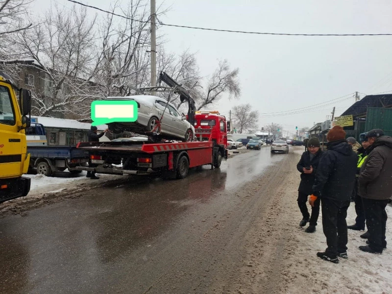 В Бишкеке брошенные на длительный срок автомашины эвакуируют