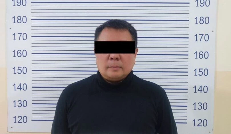 В Оше при получении взятки в 5000 долларов задержан главный госинспектор Счетной палаты КР