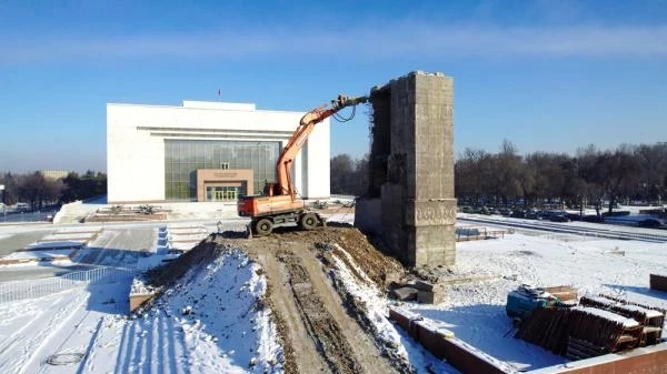 Торгового центра под памятником Манасу пока не будет — мэрия Бишкека