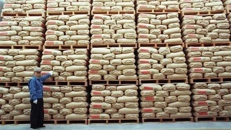 Правительство Японии выставит на продажу более 200 тыс. тонн риса из госзапасов
