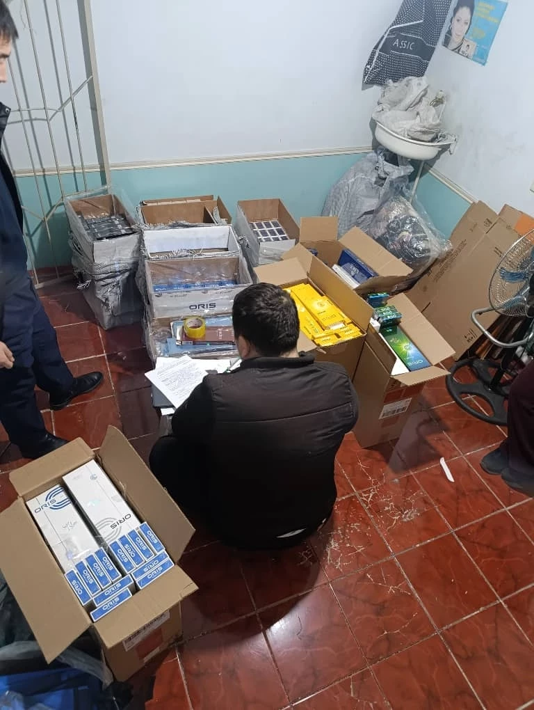 Налоговики выявили на центральном рынке Джалал-Абада незаконную табачную продукцию