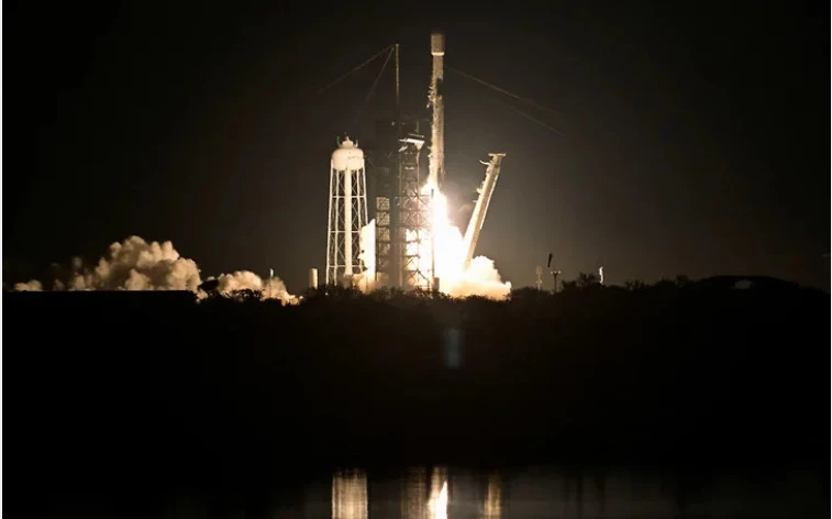 SpaceX успешно запустила к Луне модуль Athena со станцией сотовой связи