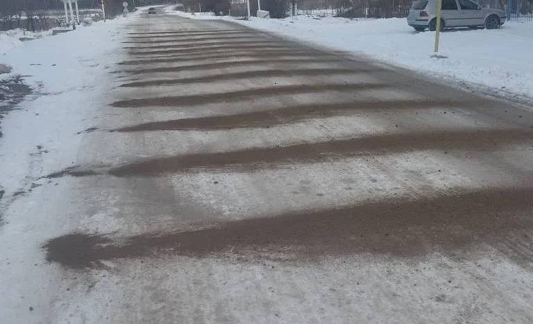 Дорожники чистят снег на перевале Отмок
