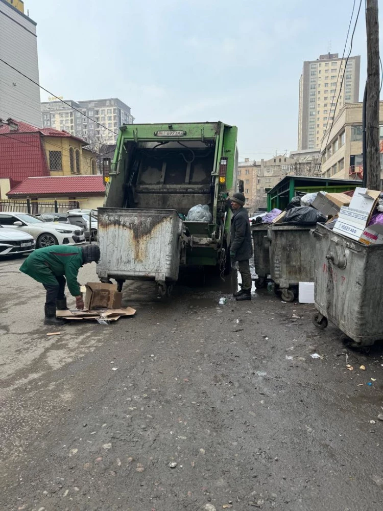 В Бишкеке штрафуют водителей машин, припаркованных у мусорных баков (фото)
