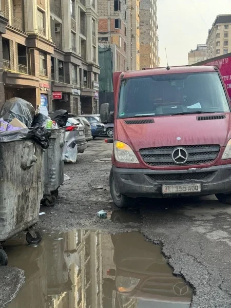 В Бишкеке оштрафовали водителей за парковку возле мусорных контейнеров