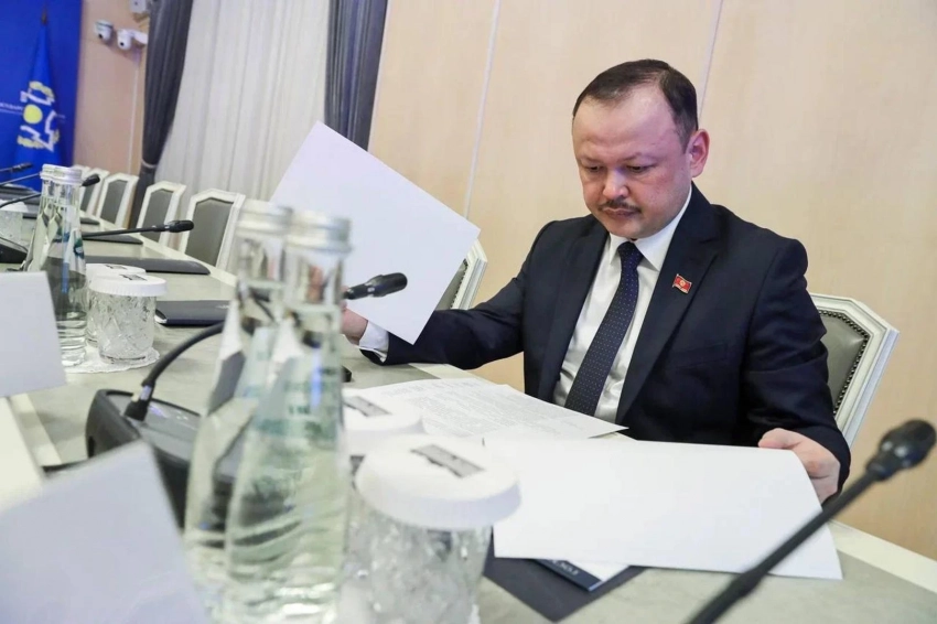Депутат ЖК КР на заседании ОДКБ предложил освободить граждан КР от заблаговременной регистрации для въезда в Россию