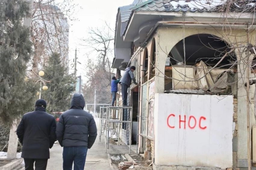 В Оше начали снос объектов на красной линии, включая кафе и супермаркеты