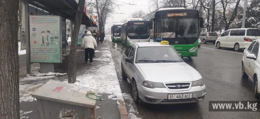Автомобили припарковались прямо на остановке “Моссовет”