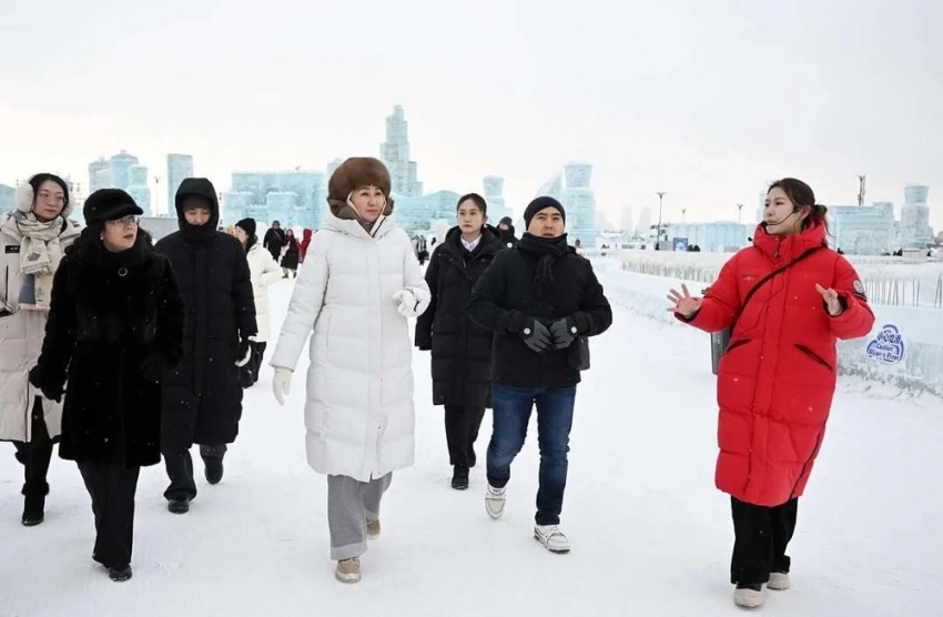 Очень красиво. Айгуль Жапарова посетила Харбинский фестиваль ледяных скульптур