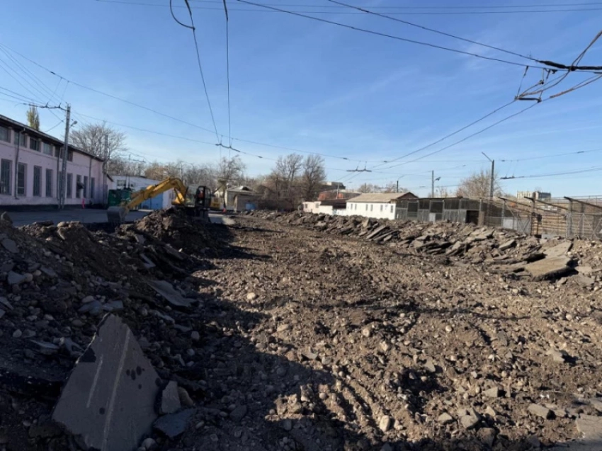 В бишкекских депо продолжают установку станций для электробусов