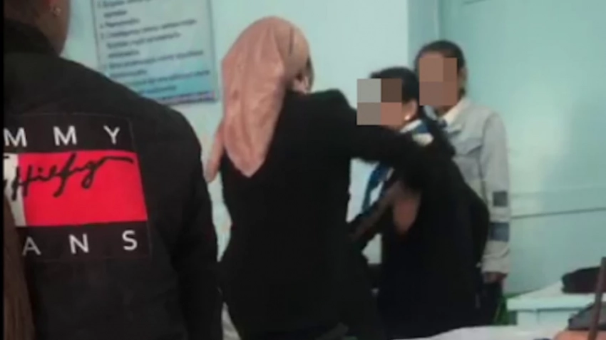 В соцсетях вновь распространяется видео о том, как учительница бьет школьницу