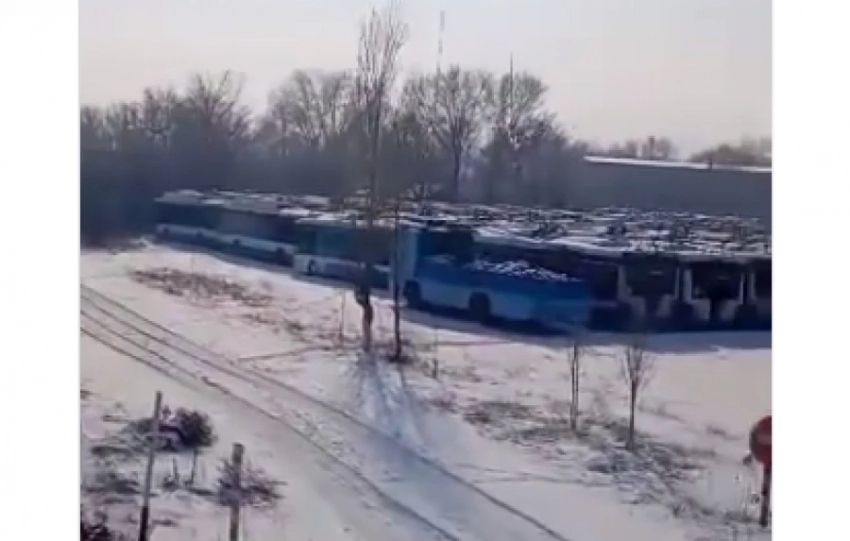 Троллейбусы за 23,5 млн долларов занес снег на полигоне в Бишкеке (видео)