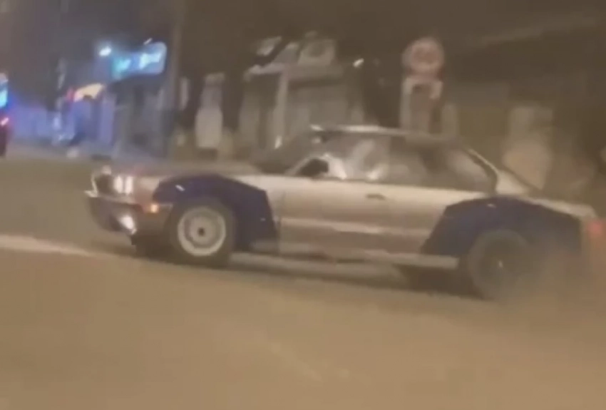 Лихач на BMW устроил дрифт прямо под носом у инспекторов - видео