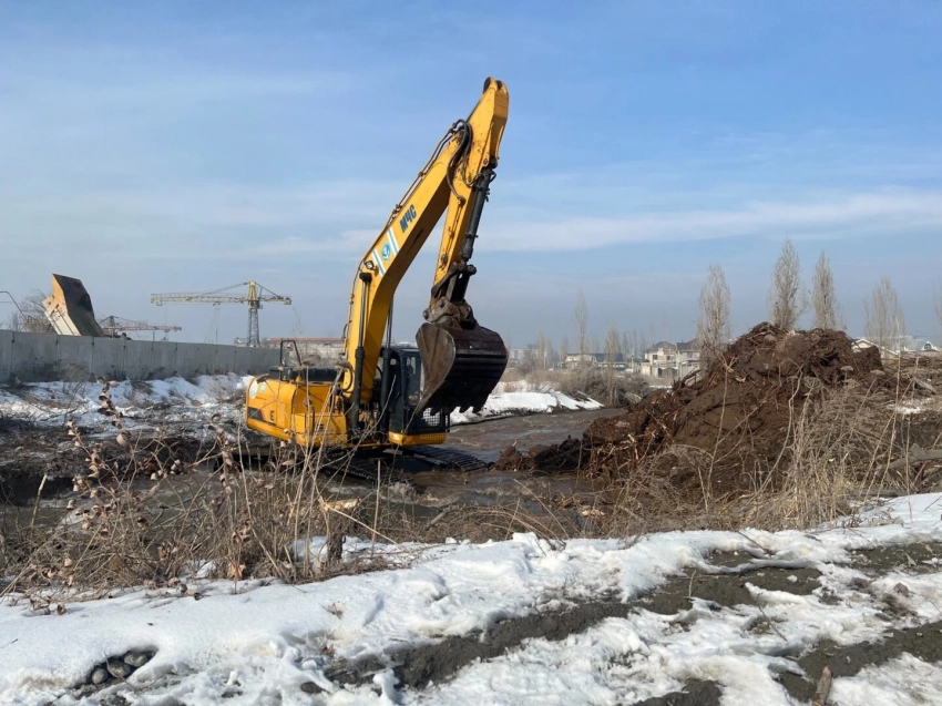 В Бишкеке начали второй этап механической очистки русла реки Аламедин
