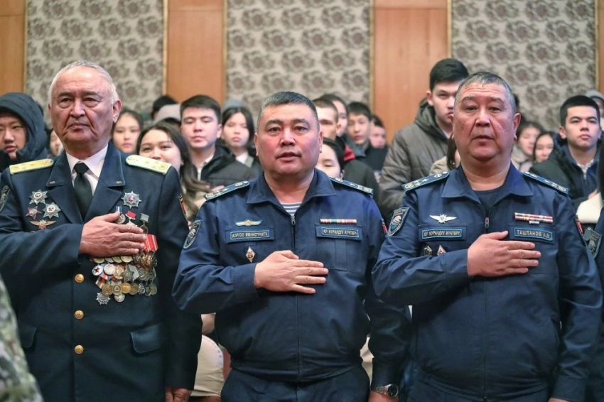 В Бишкеке школьники поздравили летчиков-ветеранов афганской войны