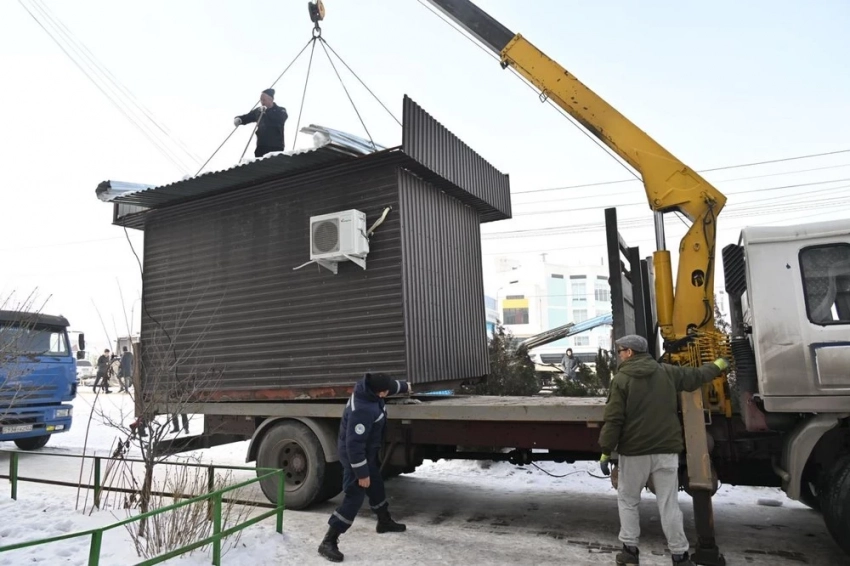В Алматы продолжают сносить незаконные киоски
