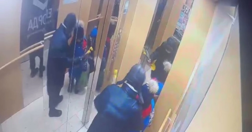 В Астане подросток напал с ножом на маленького ребёнка в лифте (Осторожно, видео)