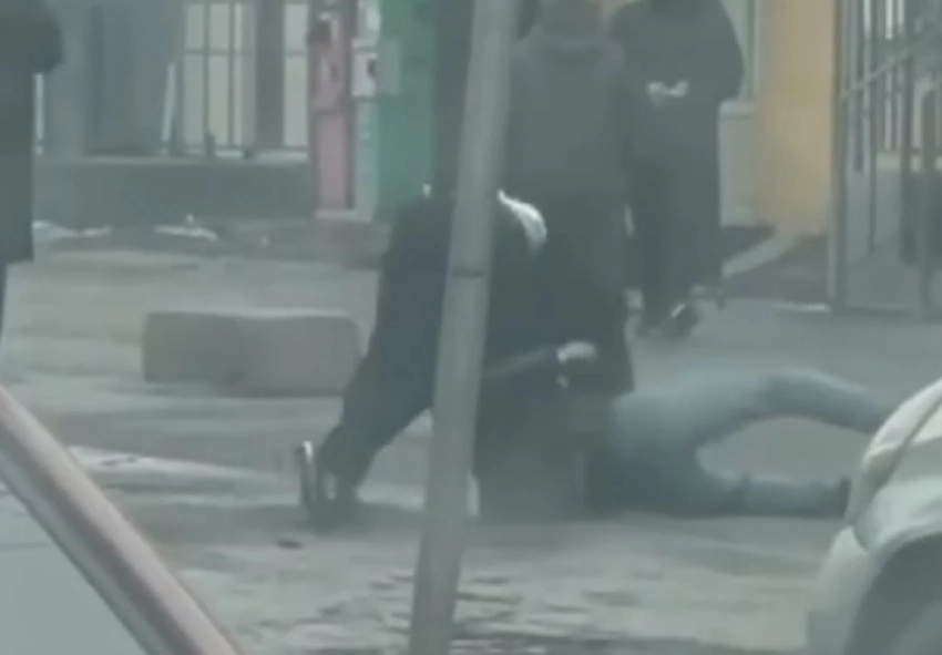 Буйный водитель автобуса в Бишкеке за два часа избил трех пассажиров (видео)