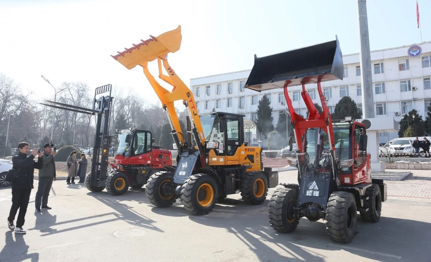 Коммунальные службы Оша получили новую спецтехнику