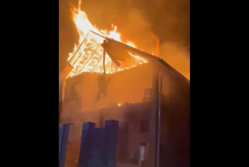 В жилмассиве Ак-Ордо ночью сгорел жилой дом (видео)
