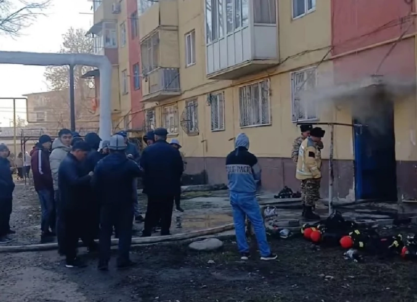 Жильцов многоэтажки в Оше эвакуировали из-за пожара (видео)