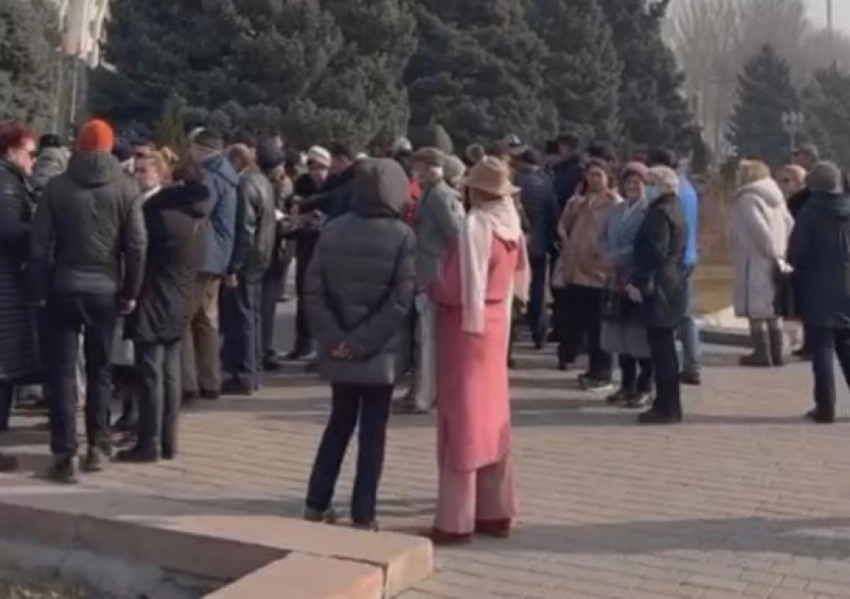 Возле Жогорку Кенеша собирают подписи против нового Земельного кодекса (видео)