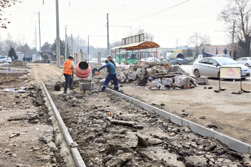 В Оше началось строительство тротуара на улице Раззакова