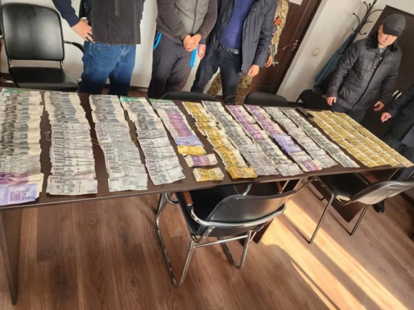 Житель Оша пытался подкупить милиционера за 870 тысяч сомов (видео)