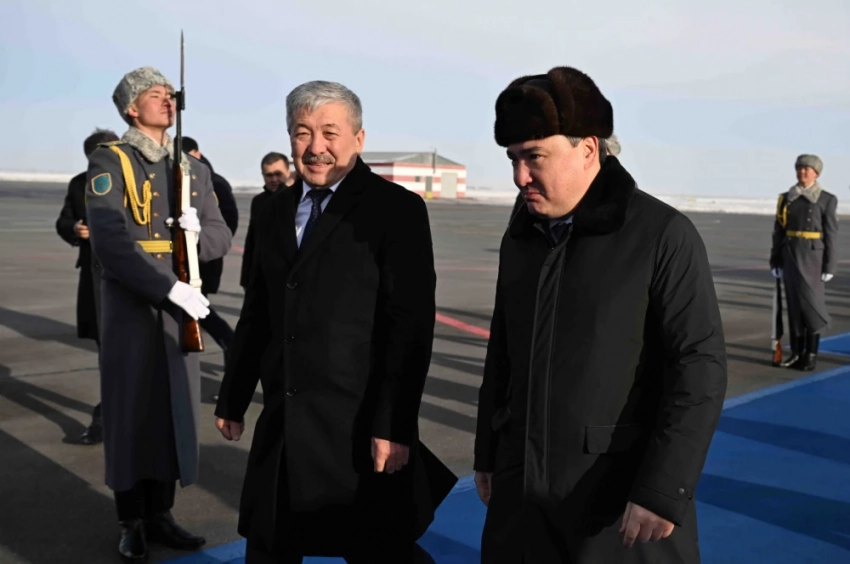 Глава кабмина прибыл в Казахстан. Как его встретили (фото)