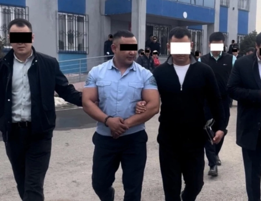 Следователь вымогал деньги за разрешение на встречу с задержанными - ГКНБ