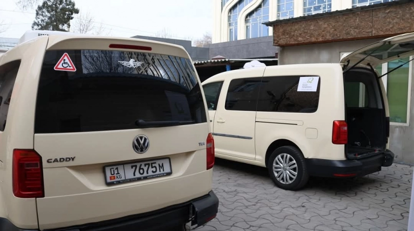 Реабилитационным центрам Минтруда передали автомобили