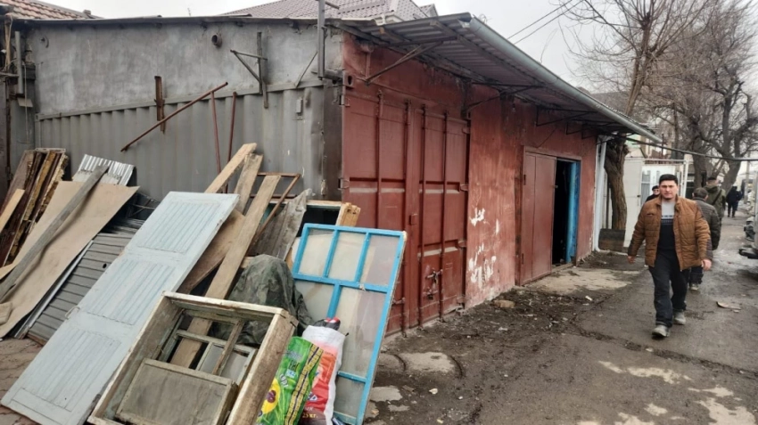 Мэрия сносит самовольные постройки на улице около Аламединского рынка (фото)