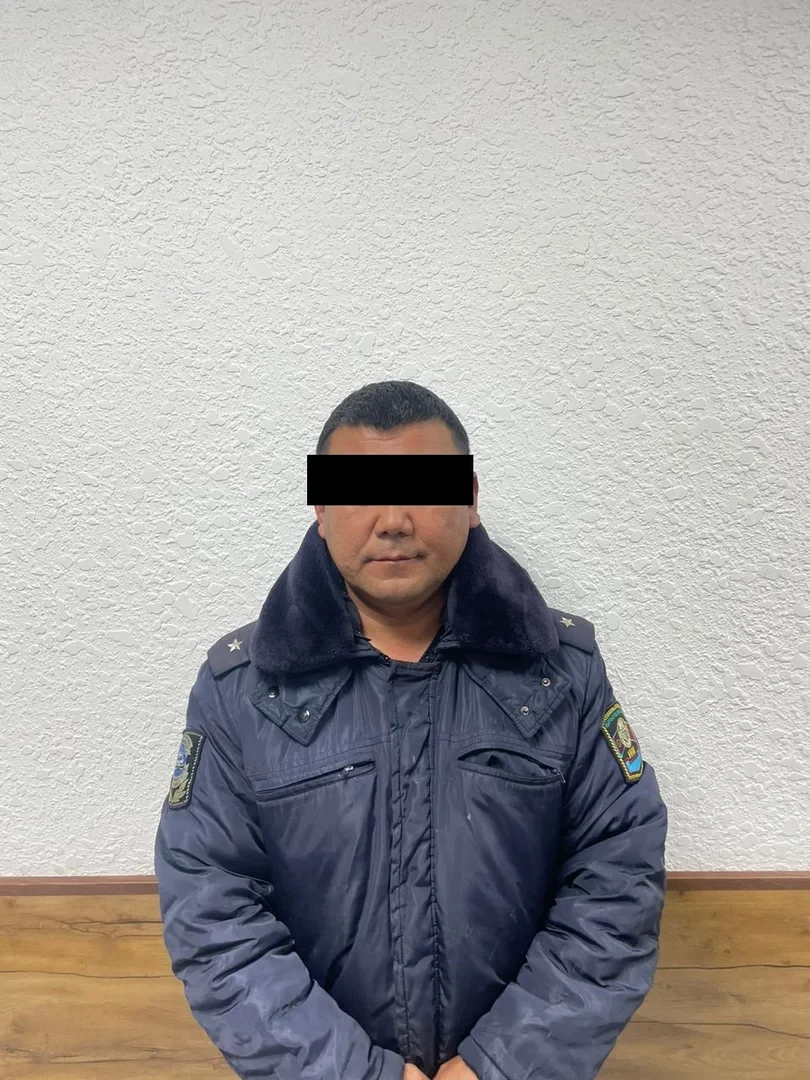 В Таласе за взятку задержали дорожных инспекторов