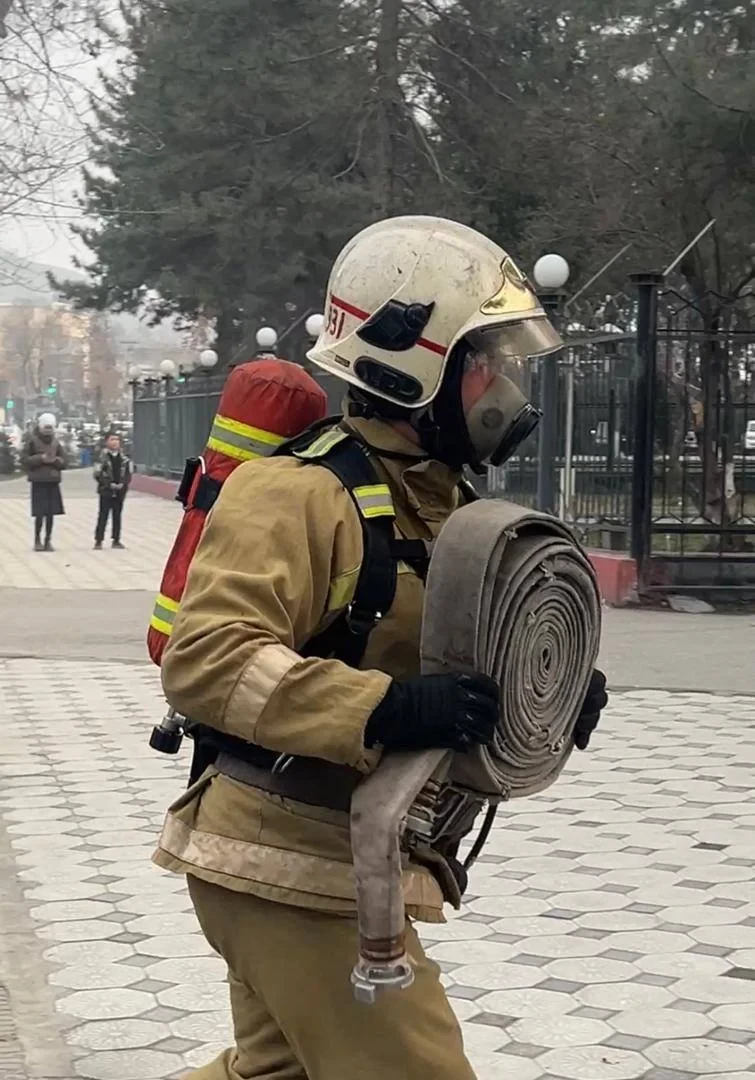 В Бишкеке горит СТО