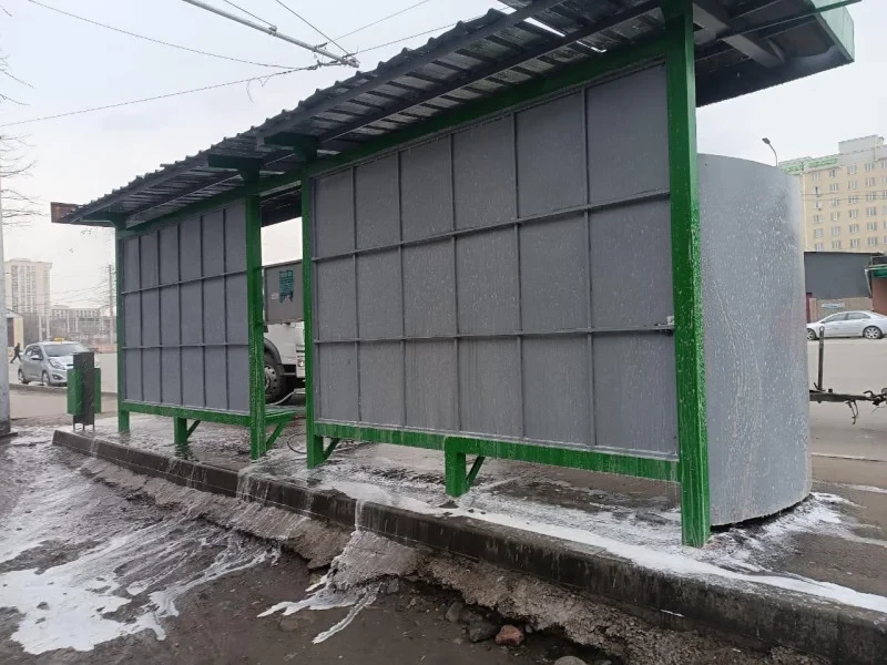 В Бишкеке начали мойку остановок, дорог и ограждений