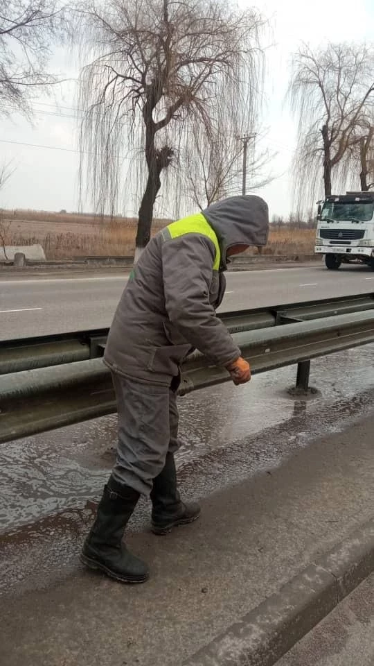 Весна пришла! В Бишкеке моют дороги, остановки и ограждения (фото)