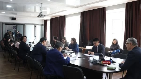 Минтруда: В России кыргызстанцы должны соблюдать новые правила пребывания