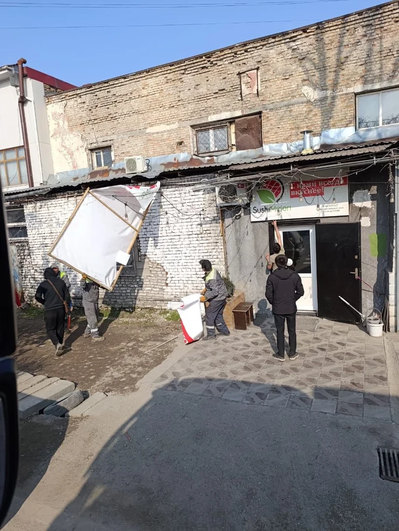 Мэрия Бишкека демонтировала 168 рекламных конструкций