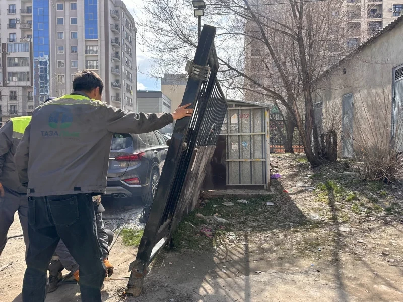 В Бишкеке продолжаются работы по демонтажу самовольно установленных заборов и шлагбаумов