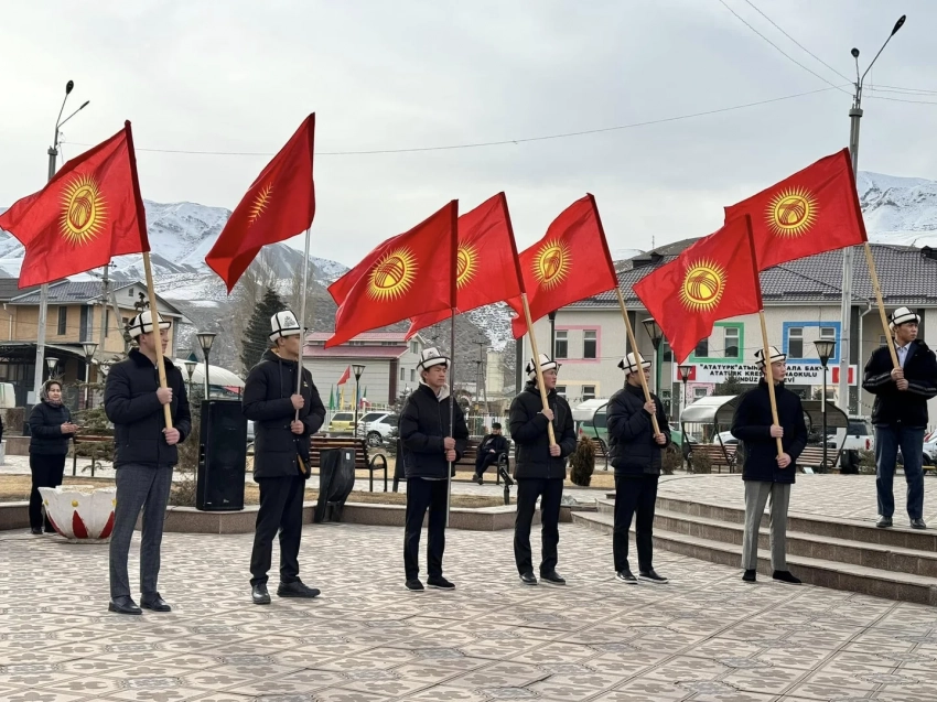 В городе Нарын отметили 33-летие государственного флага и День ак калпака