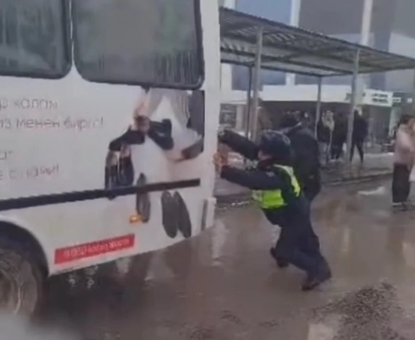 Видео: Патрульные в Бишкеке толкают автобус, а пассажиры перепрыгивают метровые лужи