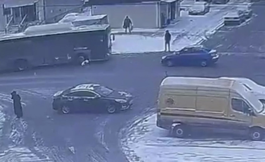 Автобус сбил школьницу в Бишкеке. Момент автонаезда попал на камеры (видео)