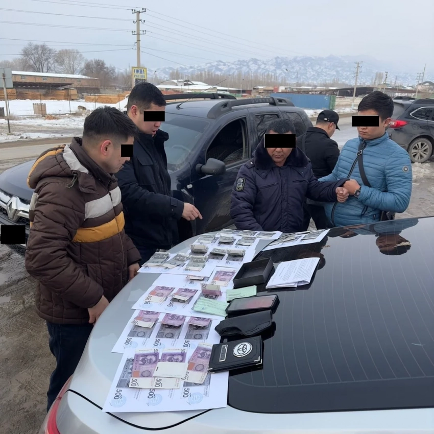 В Таласе за взятку задержали дорожных инспекторов