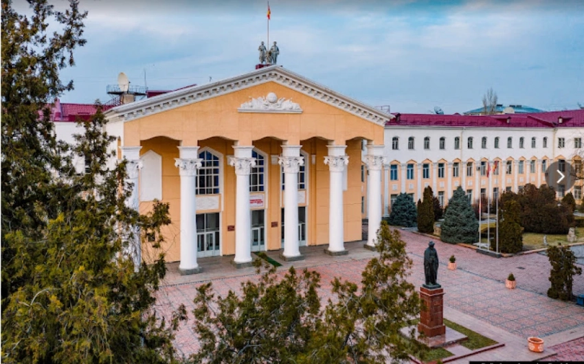 Обязаны приходить в национальной одежде – руководство КНУ вводит новое правило?