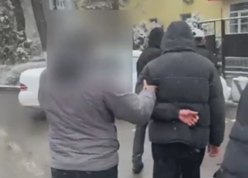 В Бишкеке угнали авто, задержаны 17-летний и 19-летний угонщики