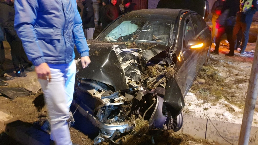 В Бишкеке машина врезалась в столб, в больницу попала пассажирка – фото