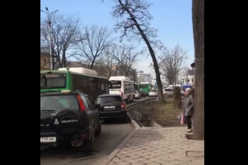 Центр столицы Кыргызстана забит машинами и автобусами