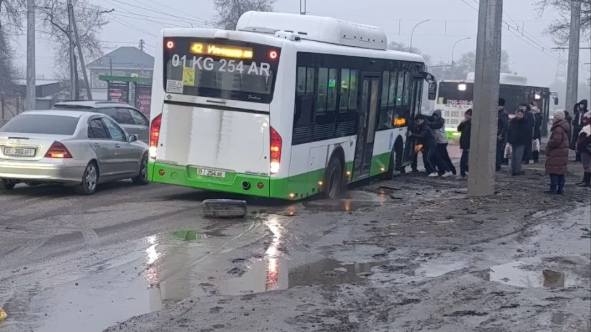 "Автобусам мешает". Горожане жалуются на ямы на дороге, мэрия отвечает