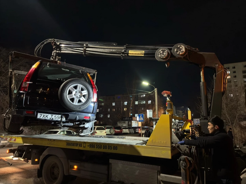 Автомашины бишкекчан эвакуируют за парковку возле мусорных контейнеров