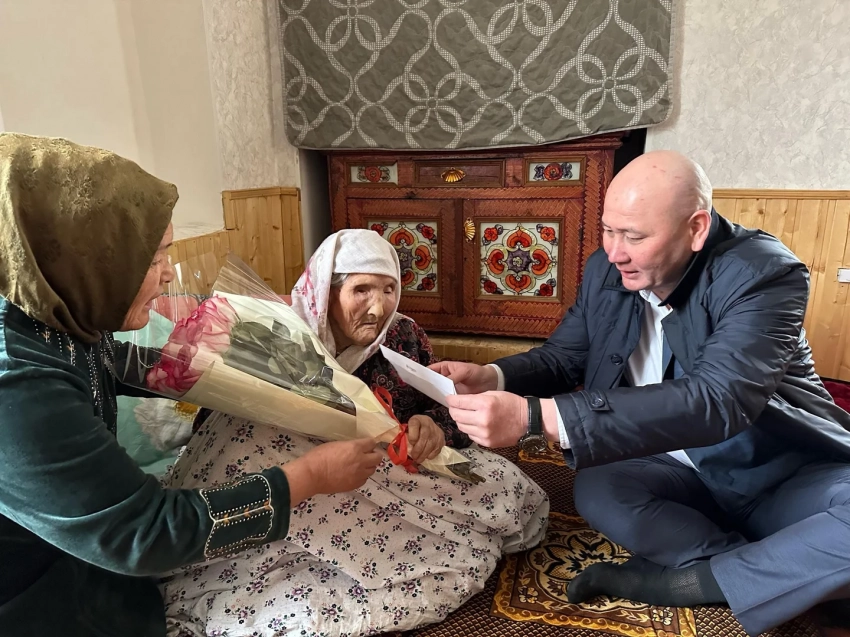 Глава Баткенской области поздравил 100-летнюю жительницу с Международным женским днём